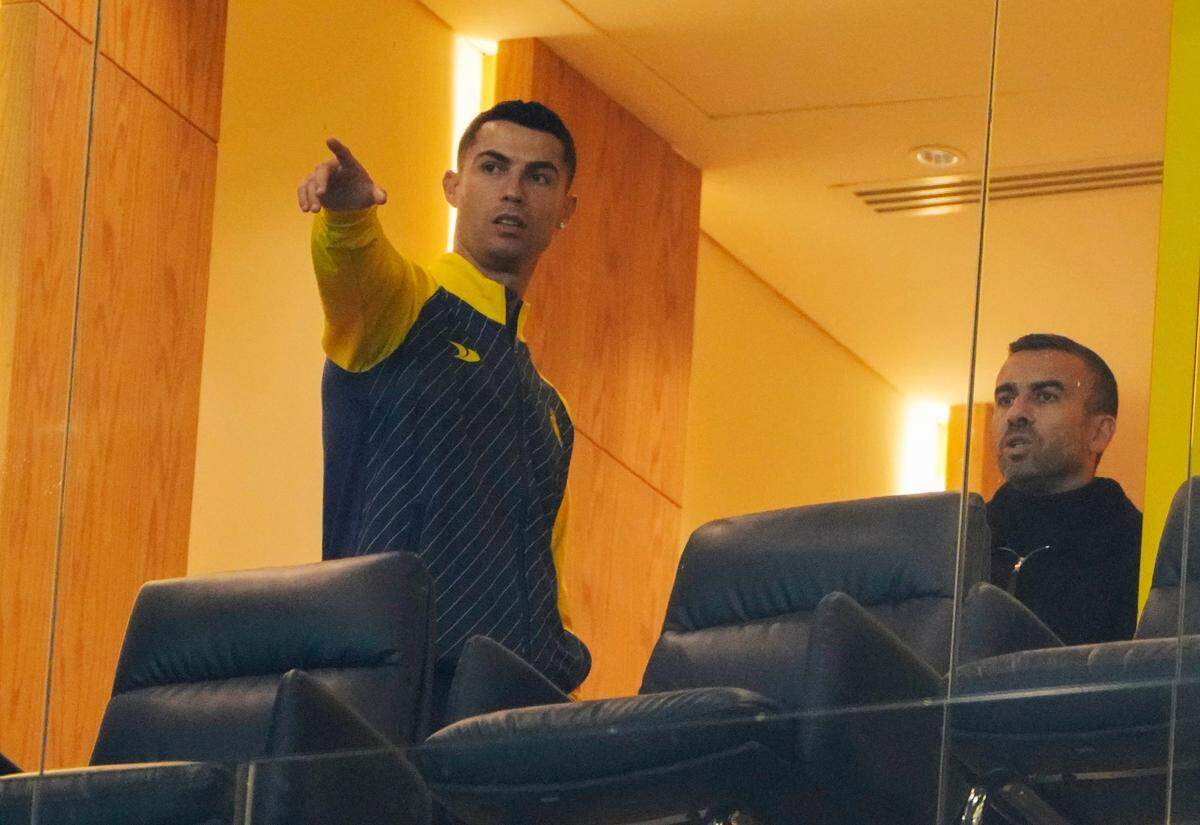 Cristiano Ronaldo, nuevo miembro del club de fútbol Al Nassr, asiste a su partido de su equipo contra Al Tai en la liga saudita en Marsool Park, Riyadh, el 6 de enero de 2023.