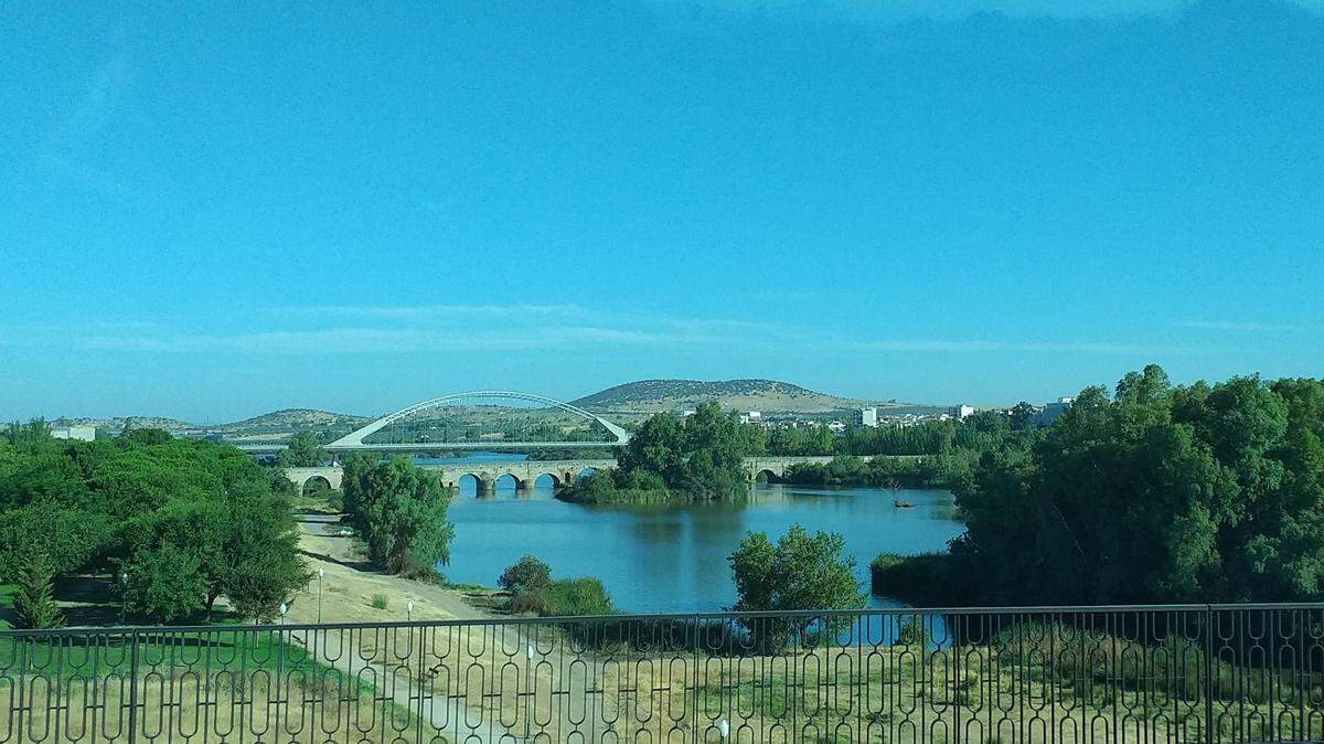 Puente romano del siglo I adC. soportado por sesenta arcos y declarado Patrimonio de la Humanidad; y el puente de arco tensado Lusitania, de acero y hormigón, diseño del reconocido arquitecto valenciano Santiago Calatrava.