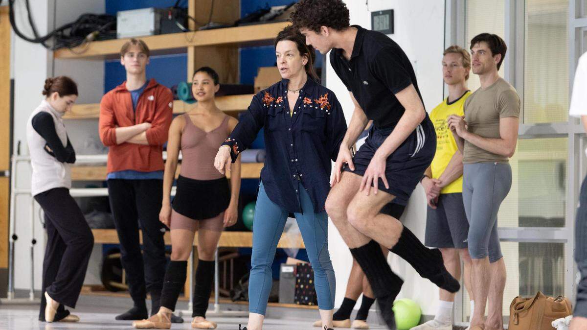 La coreógrafa Pam Tanowitz y el bailarín Ethan Rodrigues, junto a otros miembros de Miami City Ballet, en un ensayo de “Coincident Dances”, que se estrena este 14 de febrero en el Arsht Center de Miami. 
