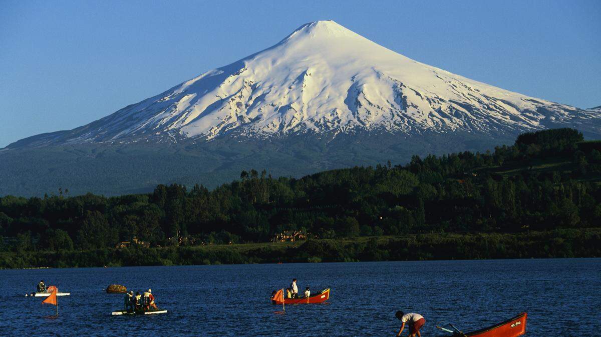 Imagen de archivo del volcán Villarrica, en el sur de Chile. Chile tiene más de 2,000 volcanes, de los cuales 90 son considerados potencialmente peligrosos.