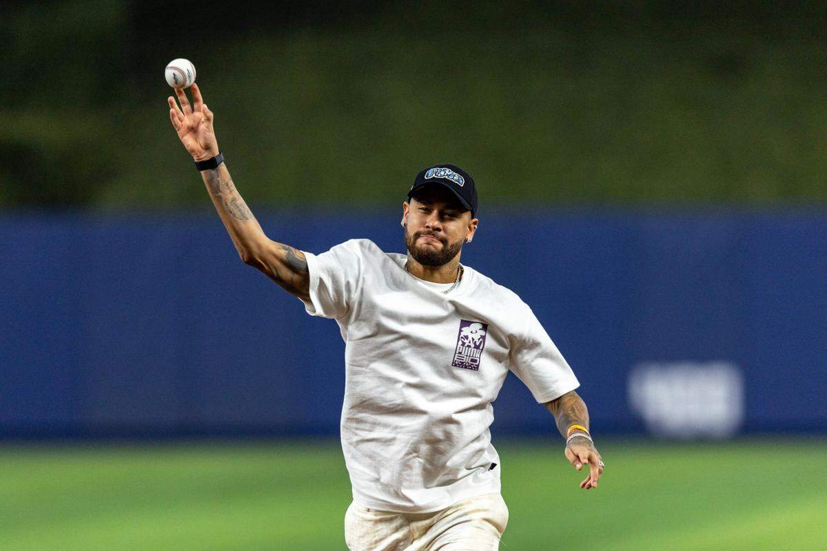 El futbolista brasileño Neymar lanza la primera bola en el partido de los Marlins contra los Piratas de Pittsburgh, celebrado el jueves 28 de marzo de 2024.
