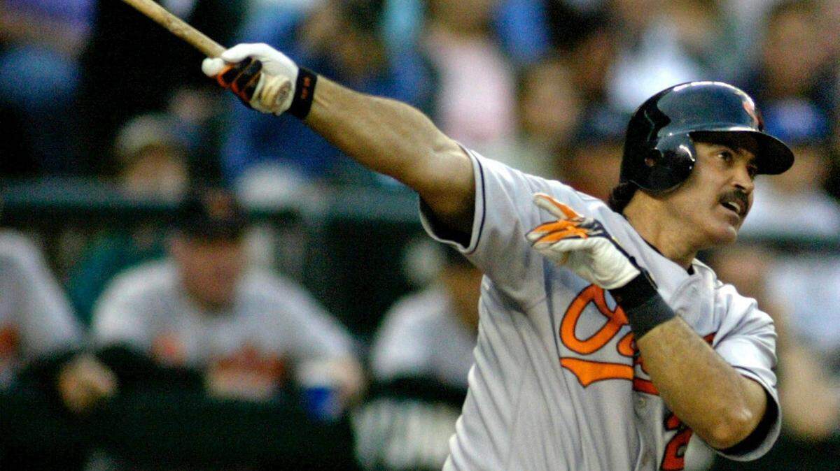 Imagen de archivo fechada el 15 de julio de 2005 que muestra como el jugador cubano de beisbol de los Orioles Rafael Palmeiro golpea la pelota y corre su vuelta número 3,001, durante un partido contra los Mariners en el estadio Safeco de Seattle. Palmeiro, que declaró ante el Congreso de Estados Unidos el pasado 17 de marzo que nunca había consumido esteroides, fue sancionado el 8 de agosto, por el comisionado del béisbol profesional, Bud Selig, a 10 días de suspensión.