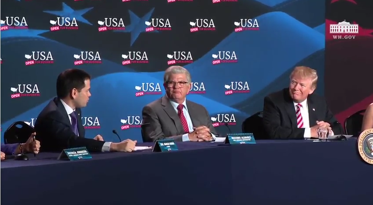 De izquierda a derecha: el senador federal Marco Rubio; Máximo Alvarez y el presidente Donald Trump hablan durante una mesa redonda sobre asuntos fiscales celebrada en Hialeah en abril del 2018.