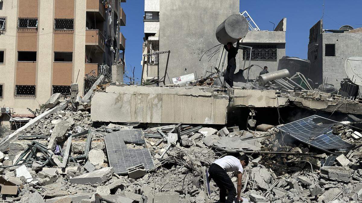 Casa bombardeada este miércoles por el Ejército israelí en el barrio de Sabra, en la ciudad de Gaza, al norte de la Franja. Fuentes locales confirmaron este miércoles la muerte de al menos 14 palestinos en Jan Yunis (sur de la Franja) cerca de la zona humanitaria de Mawasi.