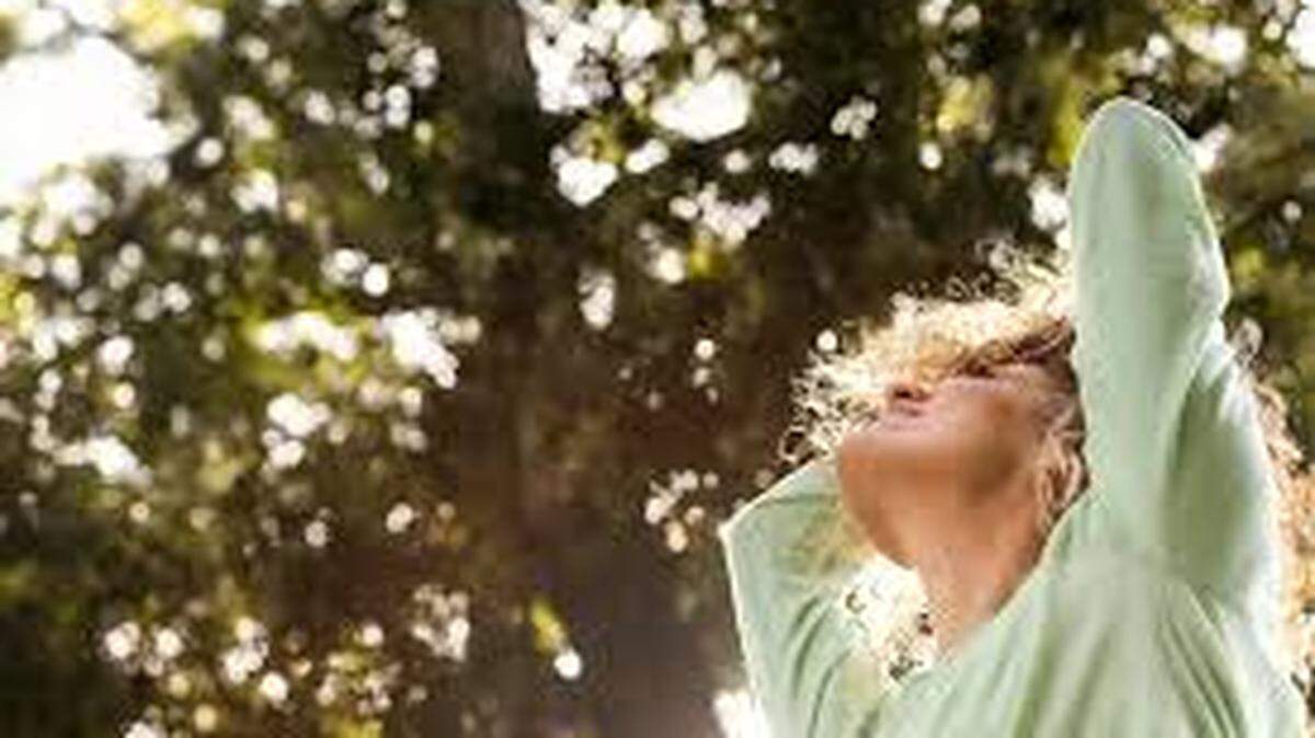 Las situaciones positivas que hay en tu vida llegaron a causa de tus vibraciones positivas las cuales vinieron de tus pensamientos positivos.