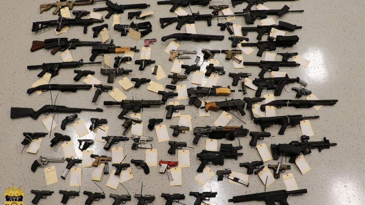 Agencias federales y locales ejecutaron una operación en la que se incautaron armas, drogas y arrestaron a personas en Miami-Dade y Broward.