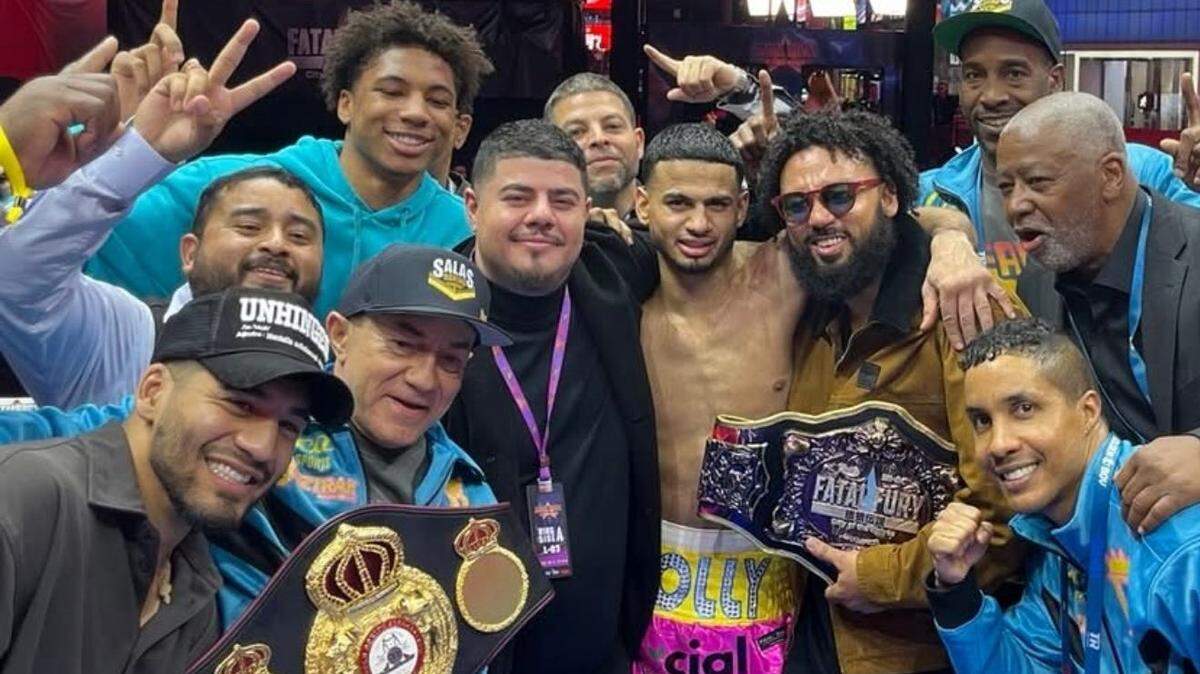 Ismael Salas con el cinturón y Luis de Cubas Jr. (de ropa negra) junto con Rolando Romero tras el triunfo sobre Ryan García, el 2 de mayo de 2025 en Nueva York.