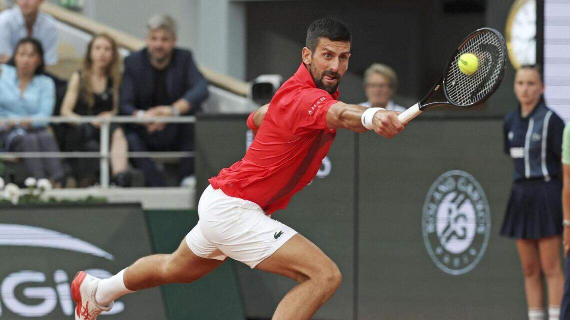 Djokovic gana con facilidad, avanza a cuartos de final y establece un récord en Roland Garros