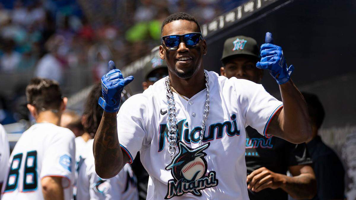 El jardinero cubano de los Marlins Jorge Soler celebra tras pegar un jonrón en el primer inning del partido ante los Mellizos de Minnesota, celebrado el 5 de abril de 2023 en Miami.