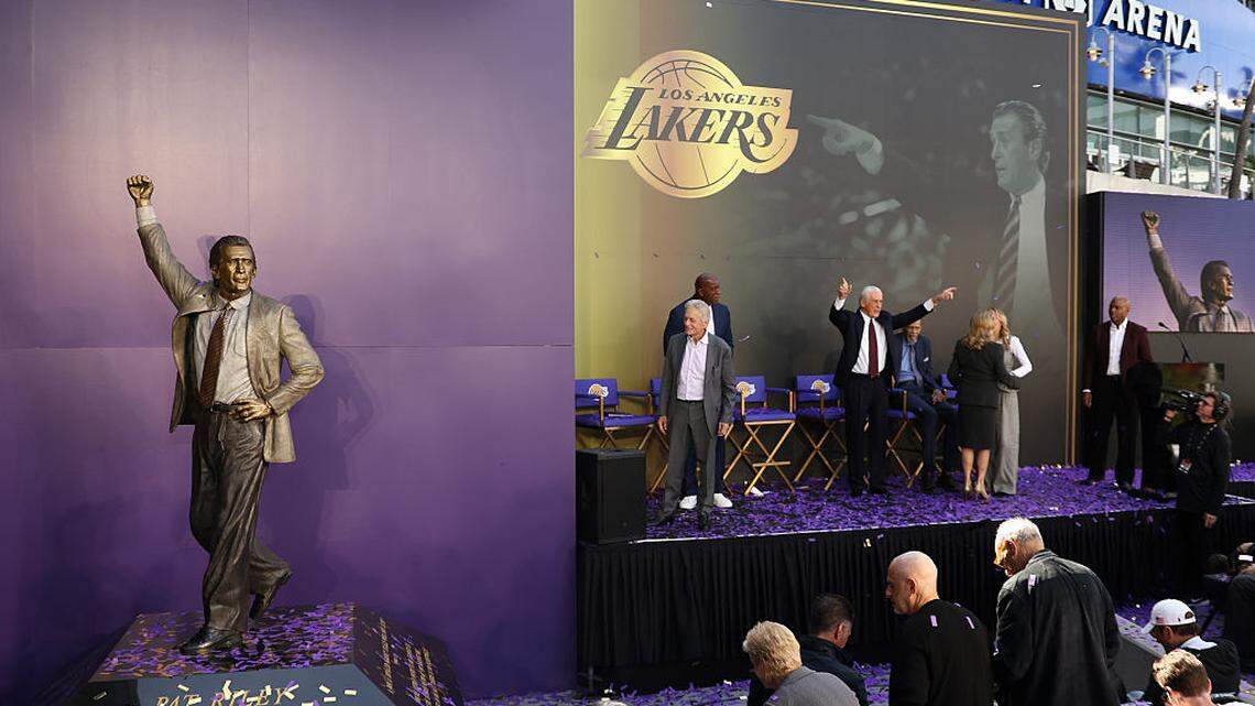 Homenaje al genio: los Lakers develan estatua del legendario Pat Riley en Los Angeles