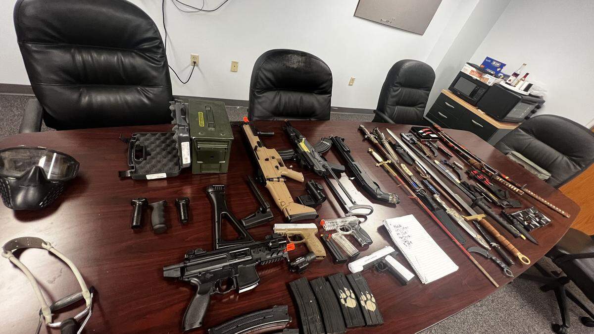 Un niño de 11 años de edad fue arrestado en Florida por presuntamente amenazar con desatar un tiroteo masivo en una escuela secundaria y le decomisaron rifles de aire comprimido, pistolas y otras armas.