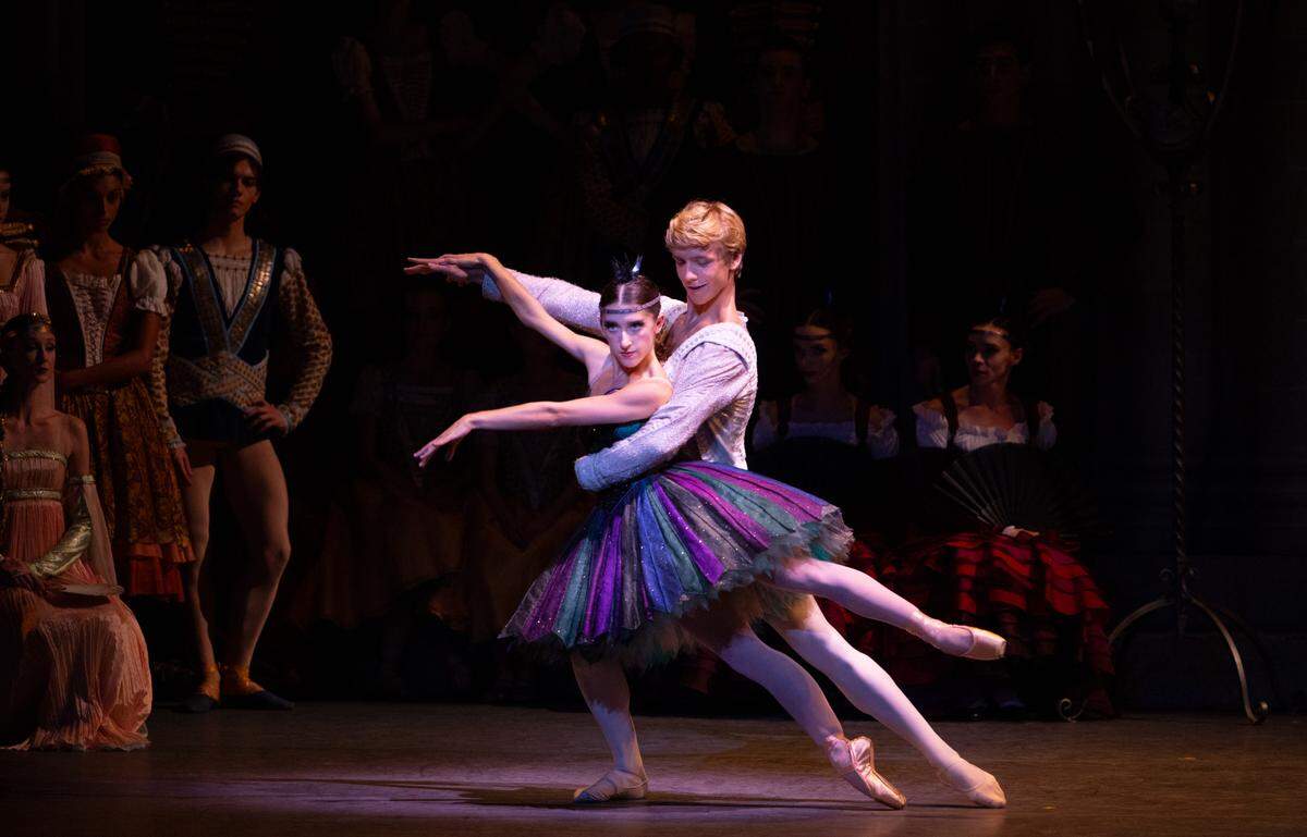  Taylor Naturkas y Brooks Landegger en el 'pas de deux' del segundo acto de “El Lago de los Cisnes” de Alexei Ratmansky. 