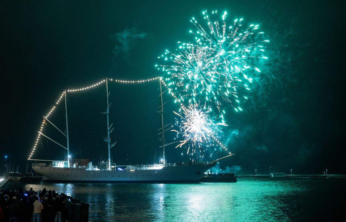 31 December 2024, Mecklenburg-Western Pomerania, Stralsund: New Year’s Eve fireworks for the turn of the year 2025 light up the harbor of the Hanseatic city of Stralsund. The fireworks display on the harbor island took place in the early evening. Photo: Stefan Sauer/dpa/Sipa USA
