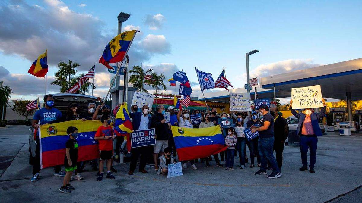 Venezolanos celebran la aprobación del TPS en la ciudad de Doral, Florida, el martes 9 de marzo de 2021.