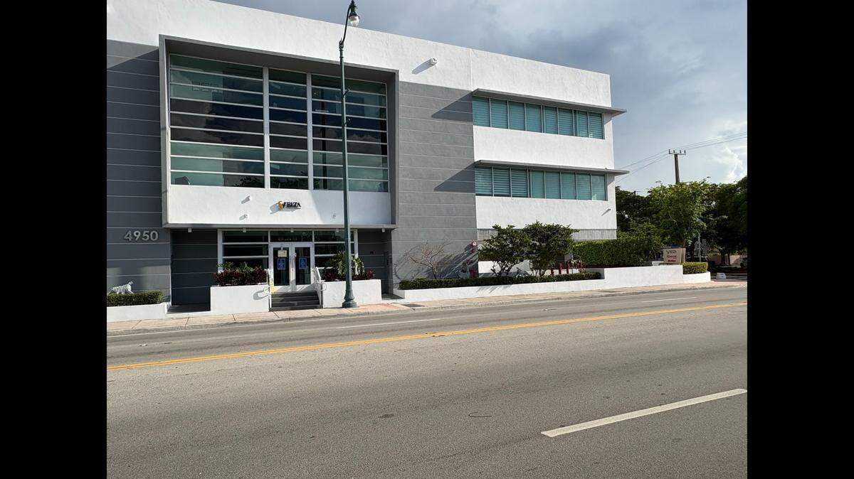 Recientemente, dos pacientes de Svelta Plastic Surgery fallecieron con menos de un mes de diferencia. El centro quirúrgico de la clínica de Coral Gables, ubicado en el 4950 de la calle 8 del SW, se llamaba anteriormente Seduction Cosmetic Center. Los mismos administradores, y los mismos médicos, pero con un letrero mucho más pequeño en el edificio.