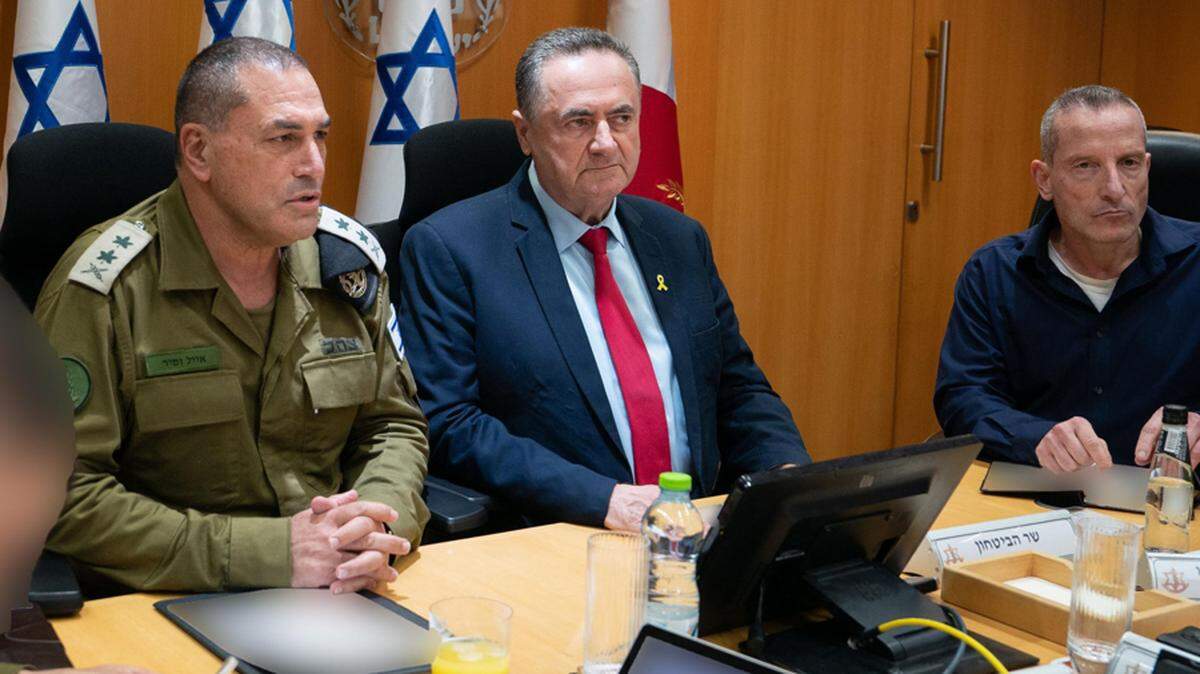  Fotografía cedida por el Ministerio de Defensa de Israel que muestra al ministro de esta cartera, Israel Katz (c), y al Jefe de Estado Mayor, Teniente General Eyal Zamir (i) durante una reunión con miembros del Foro del Estado Mayor.  EFE/ Ministerio de Defensa de Israel 