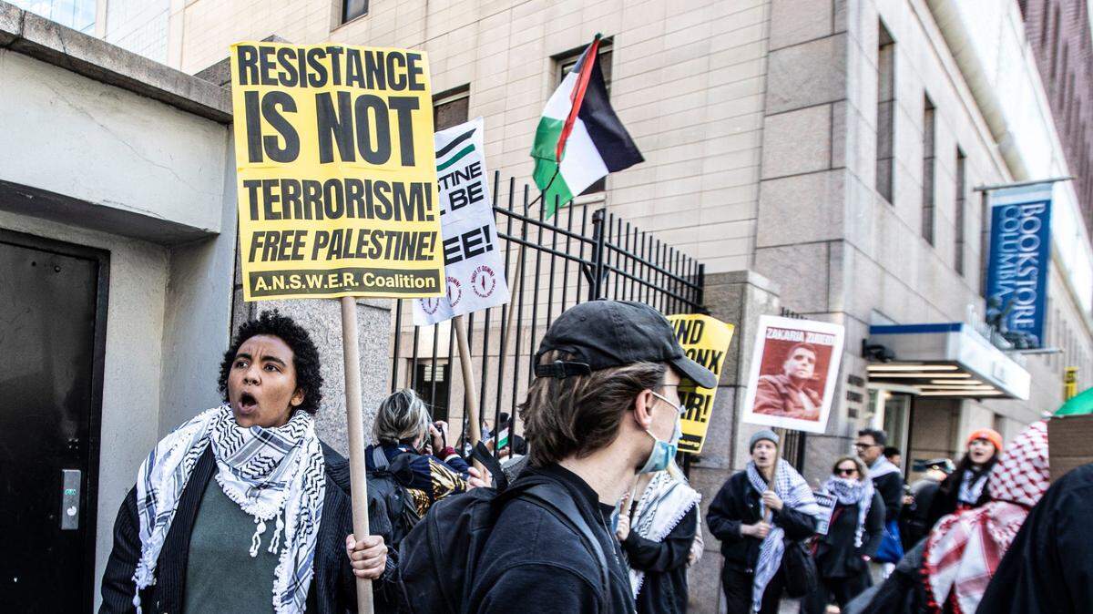 DECENAS DE estudiantes protestan en contra de la guerra en Gaza en la Universidad de Columbia, en Nueva York, el martes 23 de abril de 2024.