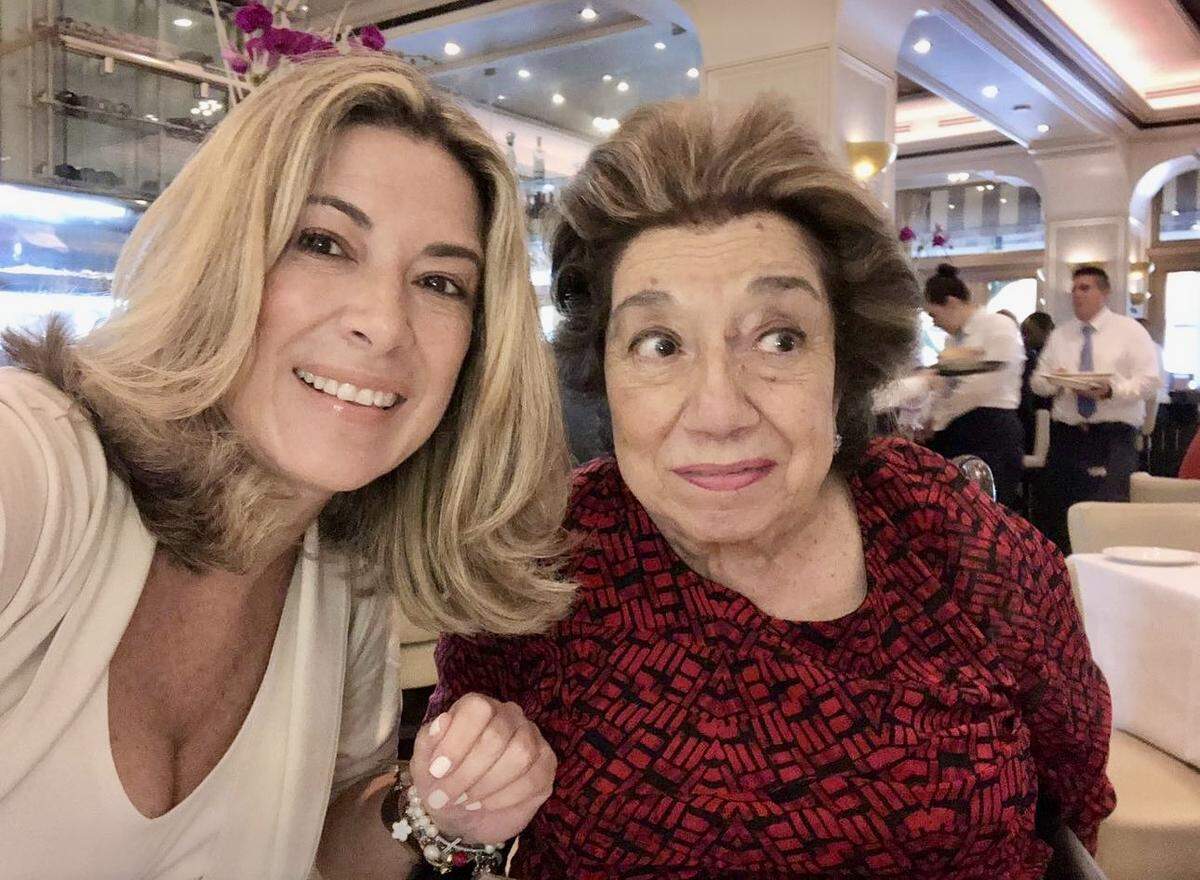 Con su madre Ofelia, antes de que enfermara.
