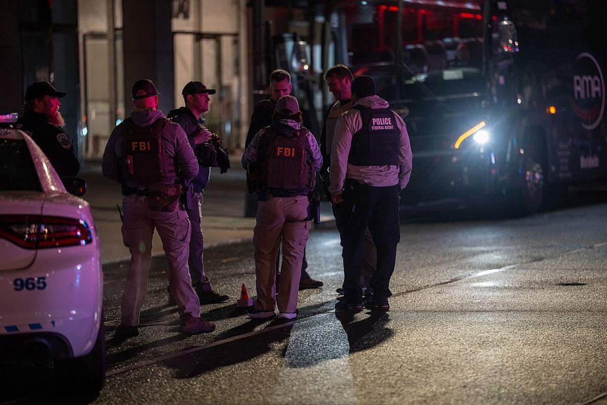 Equipos de emergencia trabajan en la escena tras escucharse múltiples disparos rápidos en el exterior de la Casa Blanca. Agentes del FBI y de otras fuerzas del orden federales en el lugar de un tiroteo, el 23 de mayo de 2026, en Washington, DC.