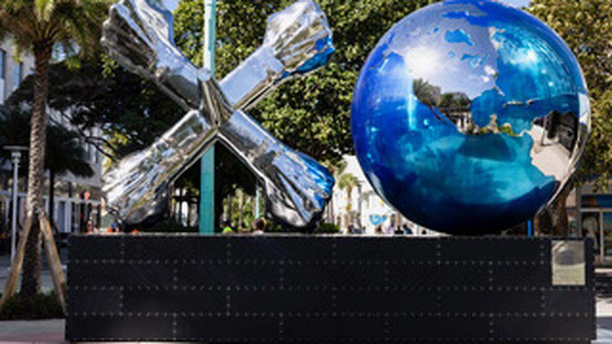 Obra monumental de Daniel Anderson inspirada en el clásico juego de las jotas y simboliza los valores universales de igualdad, unidad, paz y amor.
