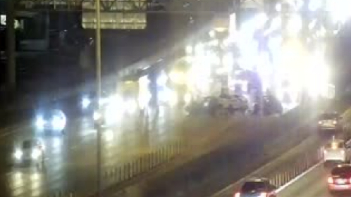 Un accidente en el que se vieron involucrados varios vehículos, entre ellos un auto patrullero de la policía del Condado Miami-Dade, ha obligado a cerrar algunos carriles, y está causando serios embotellamientos en la autopista Palmetto el viernes por la mañana.