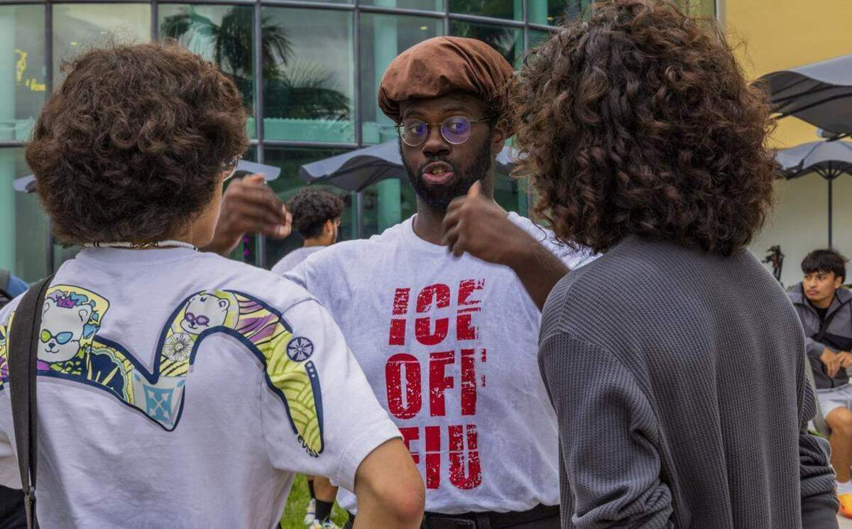 Carlton Daley, copresidente de la sección de la FIU de los Jóvenes Socialistas Democráticos de Estados Unidos formó parte del grupo de personas —provenientes de distintas organizaciones del campus y de varias organizaciones comunitarias— que protestó contra la presidenta de la universidad, Jeanette M. Nuñez, el 7 de abril de 2026.