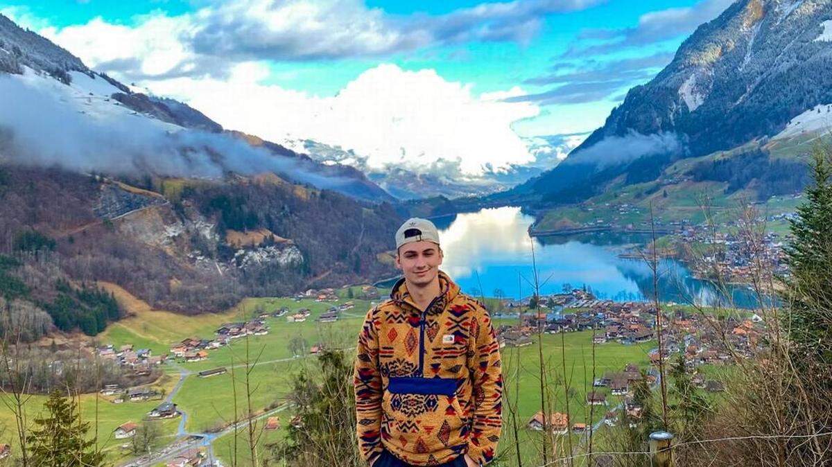 El TikToker Zachary Keesee frente al Lago Lungern, durante un viaje a Suiza en enero del 2020.