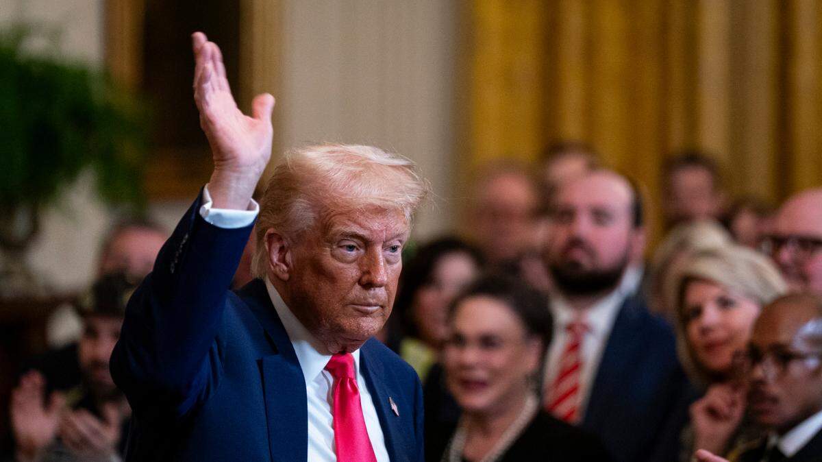 Algunos analistas advierten de las consecuencias negativas de las tendencias autoritarias del presidente Donald Trump. En la foto, Trump participa en una ceremonia para firmar de las 130 órdenes ejecutivas que ha firmado en sus primeros 100 días de gobierno, el 8 de abril de 2025, en la Casa Blanca.