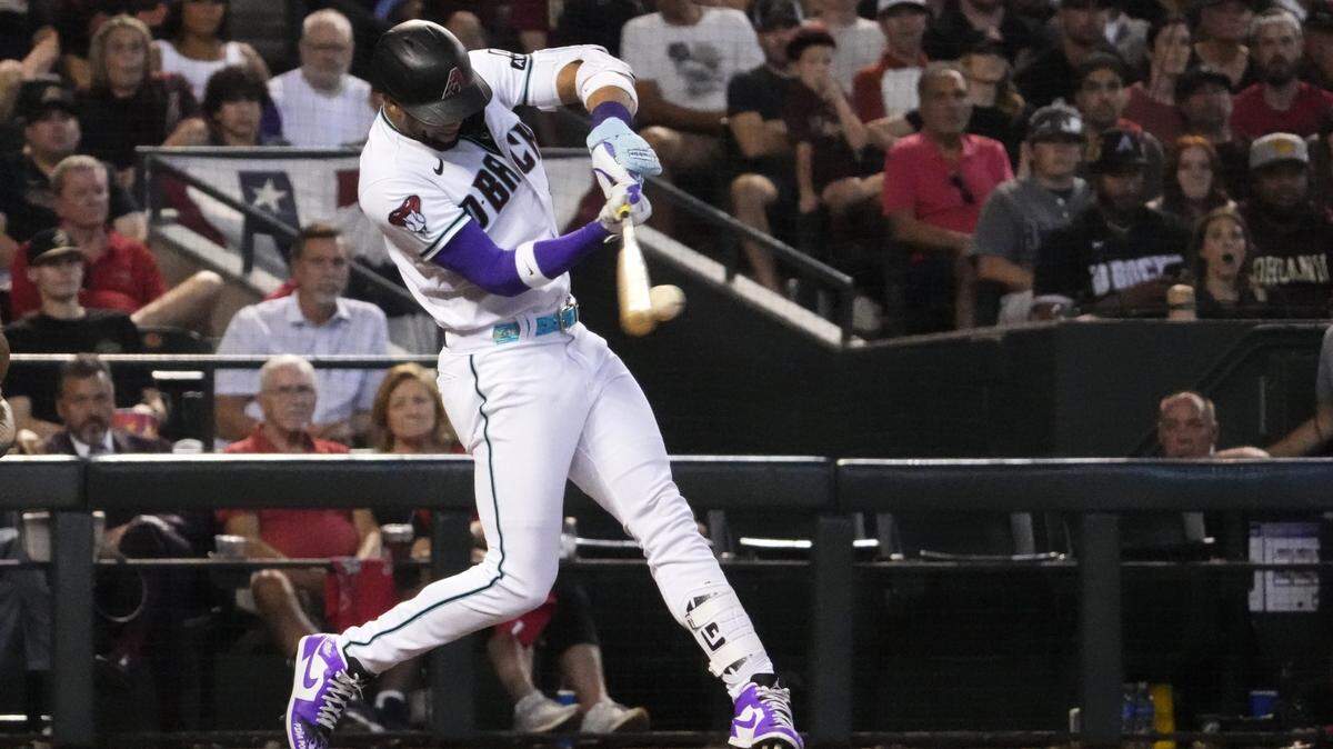 El jardinero de los Diamondbacks Lourdes Gurriel Jr. pegó un doble en el séptimo inning que empató el juego ante los Filis de Filadelfia, en el tercer partido de la Serie de Campeonato de la Liga Nacional, celebrado el 19 de octubre de 2023 en Phoenix.