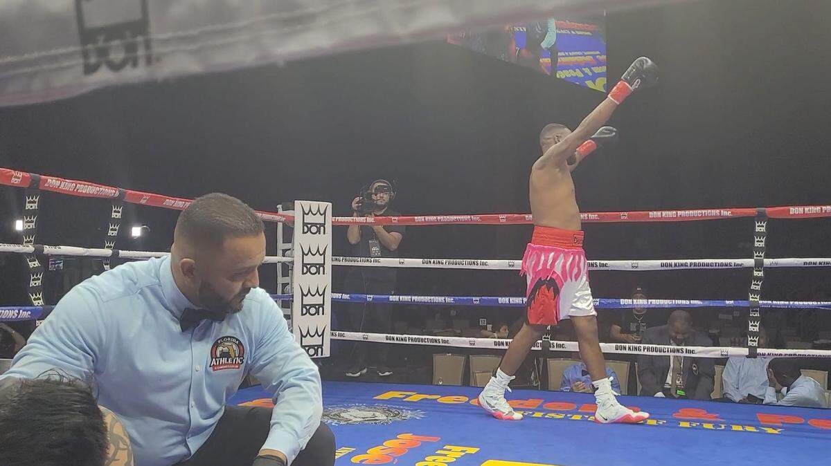 Yuniel Dorticós no perdió mucho tiempo y con una combinación relampagueante mandó a la lona a Alan Campa en el mismo primer asalto, en la velada celebrada el viernes en el Hard Rock Live del Casino Seminole, en Fort Lauderdale.