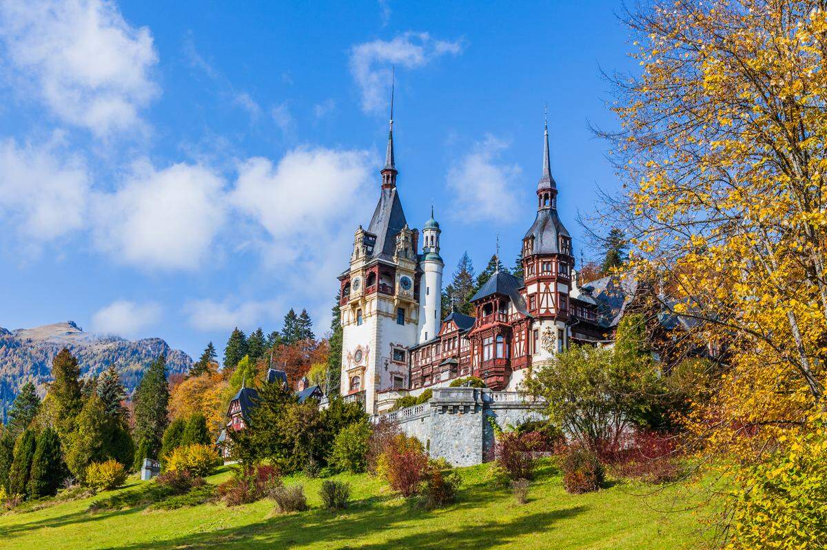 Castillo de Peles en otoño. Sinaia, condado de Prahova, Rumania.