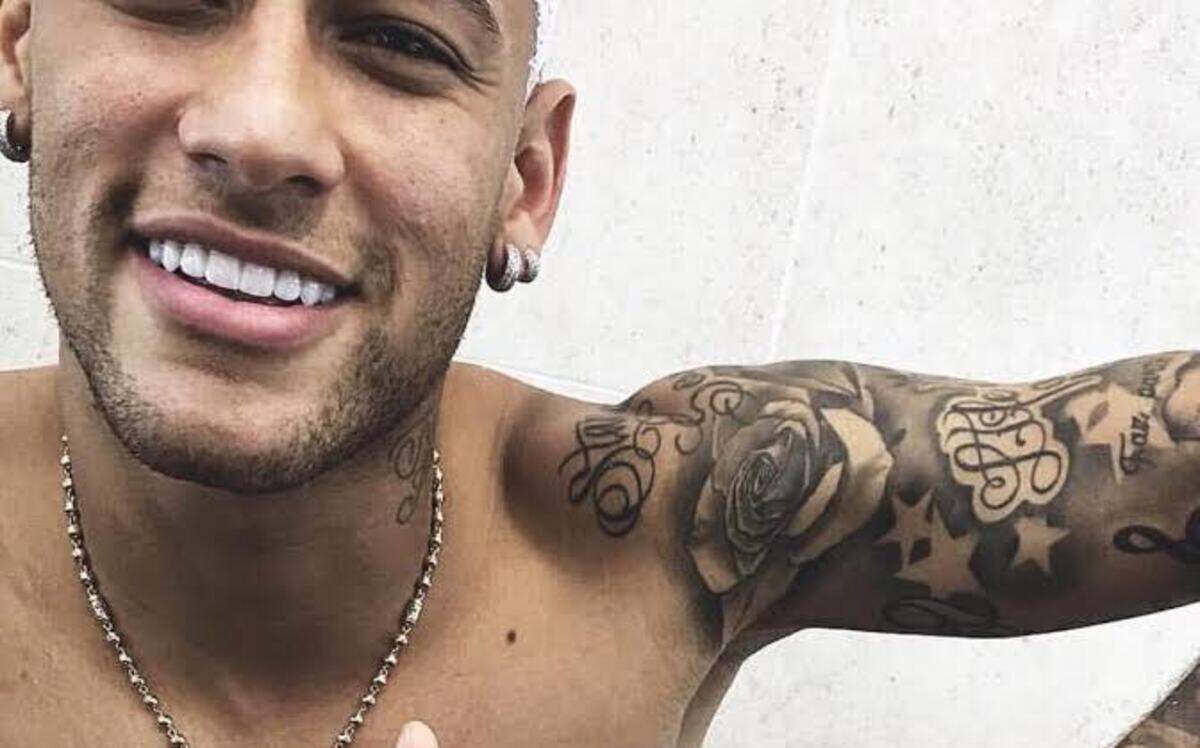 Los componentes de la selección brasileña, encabezados por su héroe Neymar Jr., se tiñeron el pelo de dorado y se tatuaron en diversas partes del cuerpo Río 2016 con los anillos olímpicos.