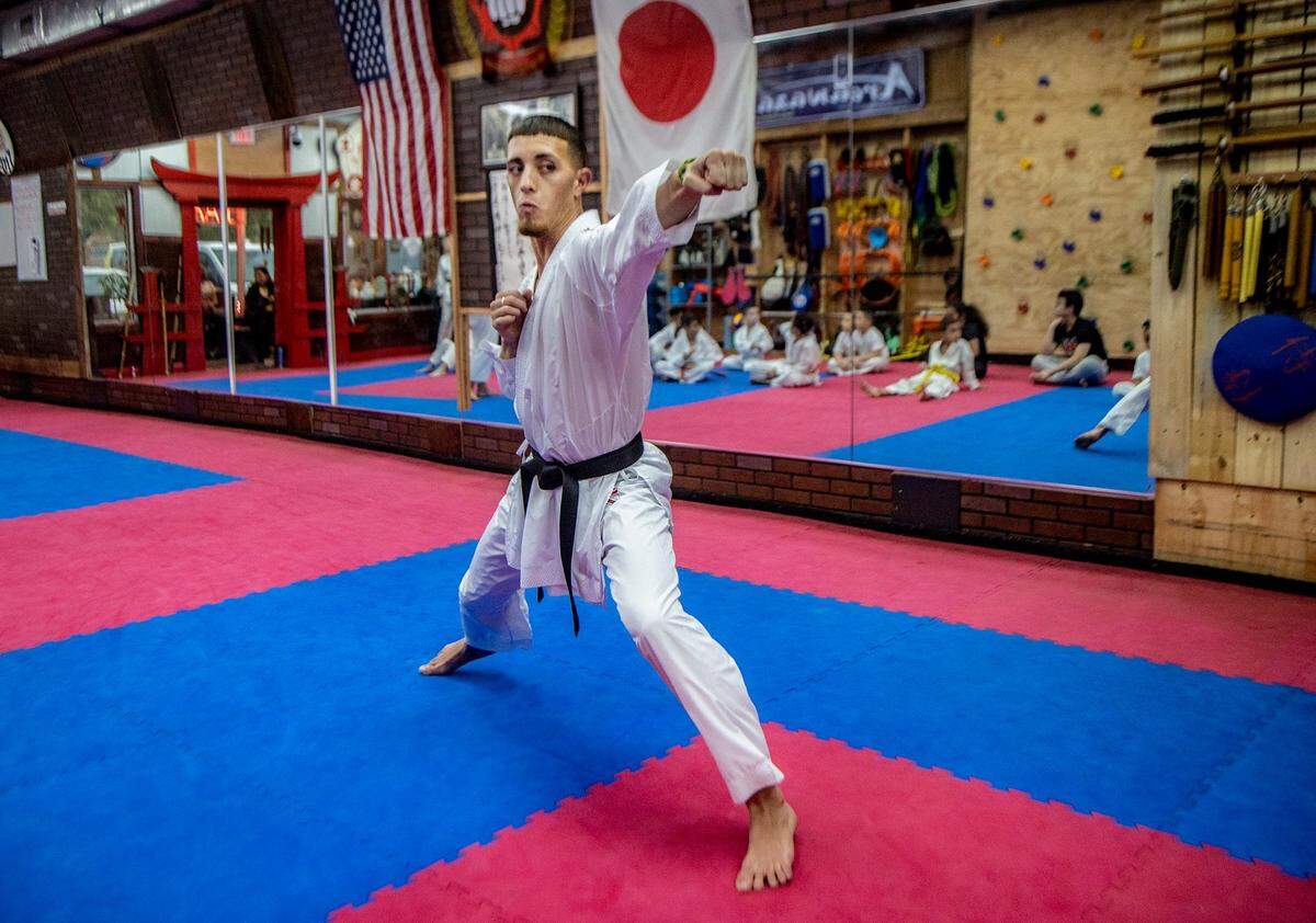 El karateca del equipo de Estados Unidos Edgar Torres, cinturón negro, segundo Dan, se entrena en el Art & Sport Center Bushido JKS en Hialeah, el 14 de septiembre de 2022.