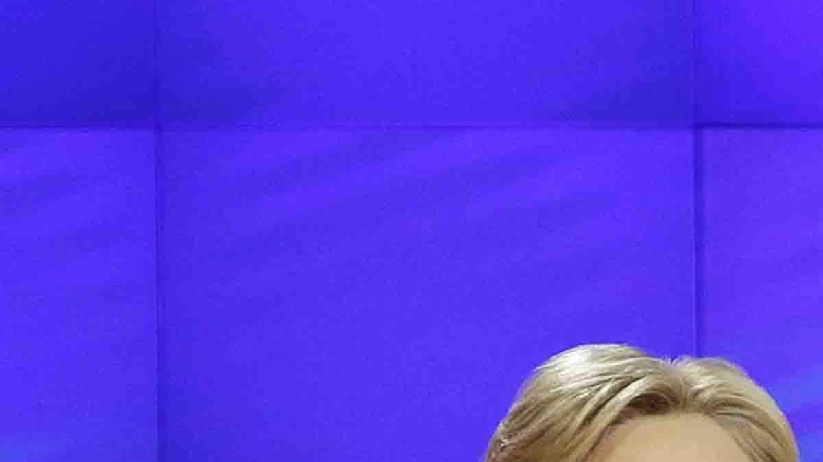 Hillary Clinton y Bernie Sanders debaten el jueves por la noche en Nueva York. 