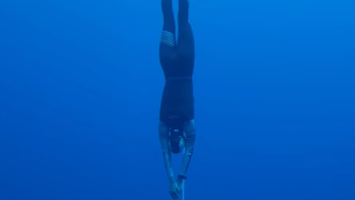 Esta mujer baja 86 metros sin ayuda, fija su octavo récord mundial en dos años y desafía los límites en la apnea