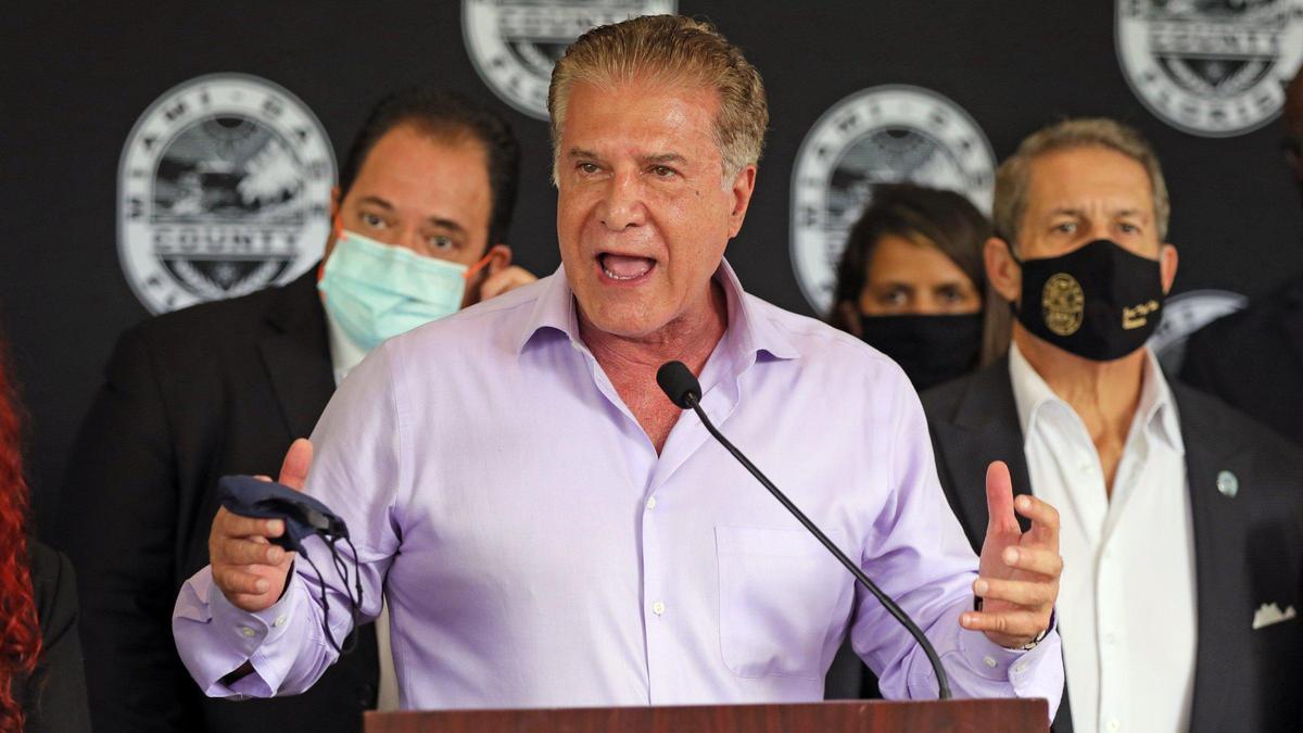 El alcalde de Hialeah, Carlos Hernández, se une a la alcaldesa del condado de Miami-Dade, Daniella Levine Cava, durante una conferencia de prensa donde anunciaron nuevas medidas para abordar el reciente aumento de casos de COVID-19 y hospitalizaciones el miércoles 28 de julio. , 2021.