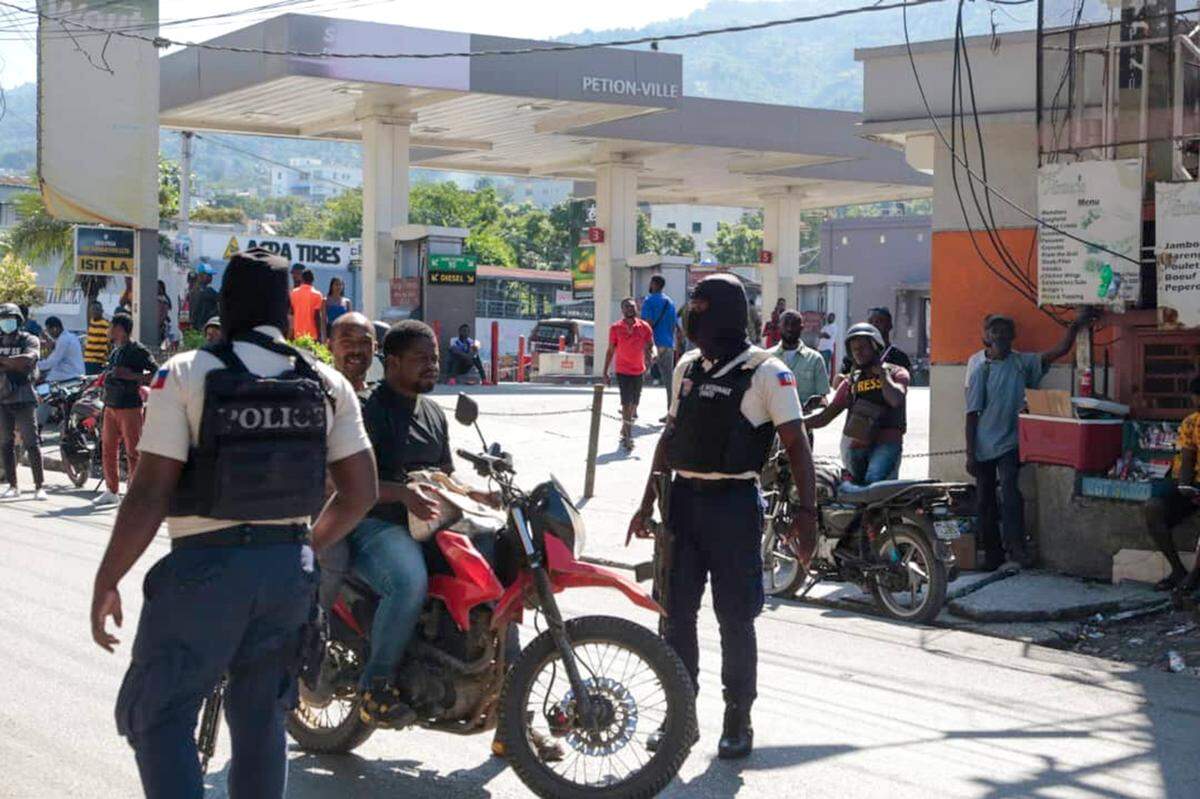 Agentes de la Policía Nacional de Haití en un puesto de control en Pétion-Ville después de que miembros de una coalición de pandillas armadas intentaran atacar la elegante comunidad de la ladera donde viven la mayoría de los haitianos ricos el martes 19 de noviembre de 2024.
