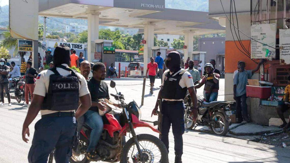 Haitian National Police officers at a checkpoint in Pétion-Ville