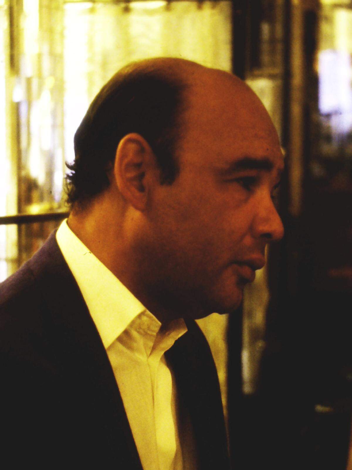 Retrato del poeta cubano Severo Sarduy, hecho en el Café de Flore, París.