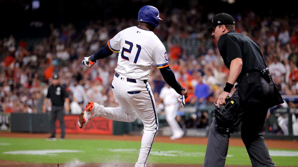 El pelotero cubano de los Astros Yordan Álvarez se lesionó la noche del lunes al llegar el plato en la primera entrada tras un tiro errado del lanzador Jack Leiter sobre un rodado de Carlos Correa, en el triunfo de su equipo ante los Rangers de Texas.