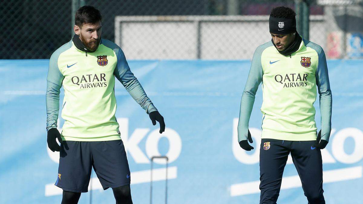 Los jugadores Leo Messi (izq.) y Neymar Jr. durante un entrenamiento con Barcelona el 31 de enero de 2017.