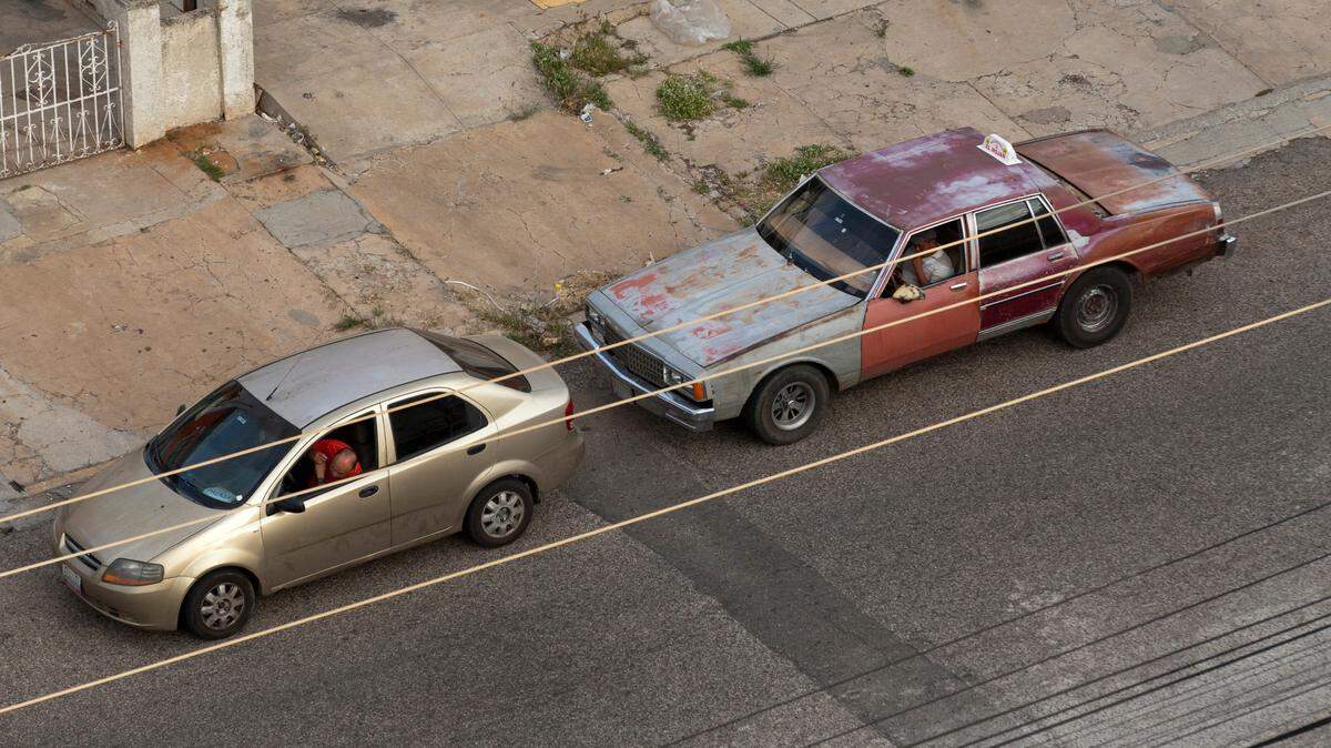 La antigüedad de la mayoría de los vehículos en Venezuela se constata a diario en las calles. En la foto, conductores en sus autos esperan para llenar el tanque de gasolina en Maracaibo, Venezuela, el 19 de diciembre de 2022.