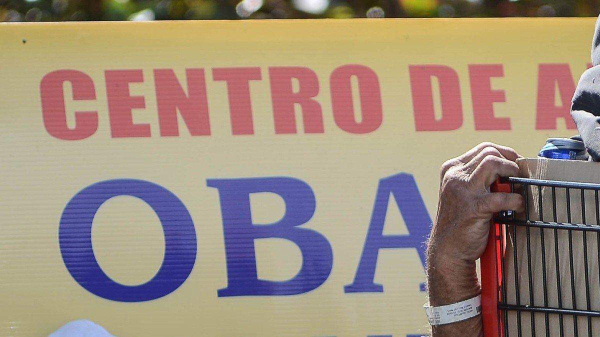 Un hombre sin hogar duerme entre sus pertenencias en una calle en Miami, Florida, el 28 de enero de 2014. 