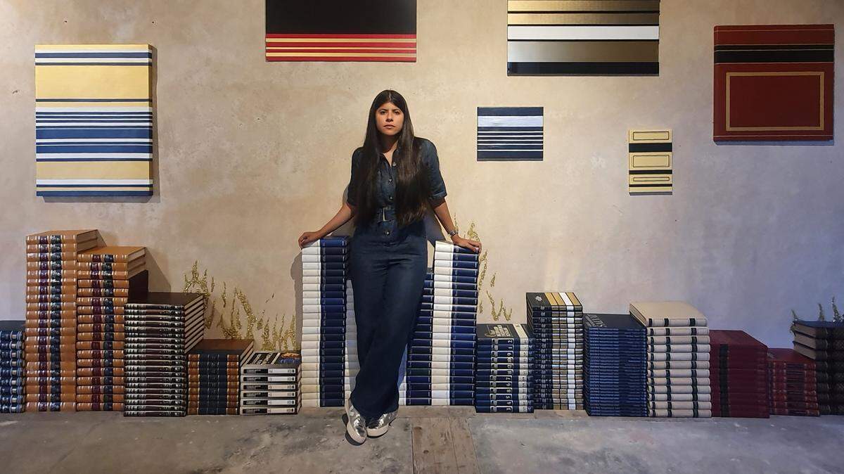 Lorena Gutiérrez Camejo delante de una de su obra ‘Aurea Ignorantia’, en la Iberoamericana de Toro.