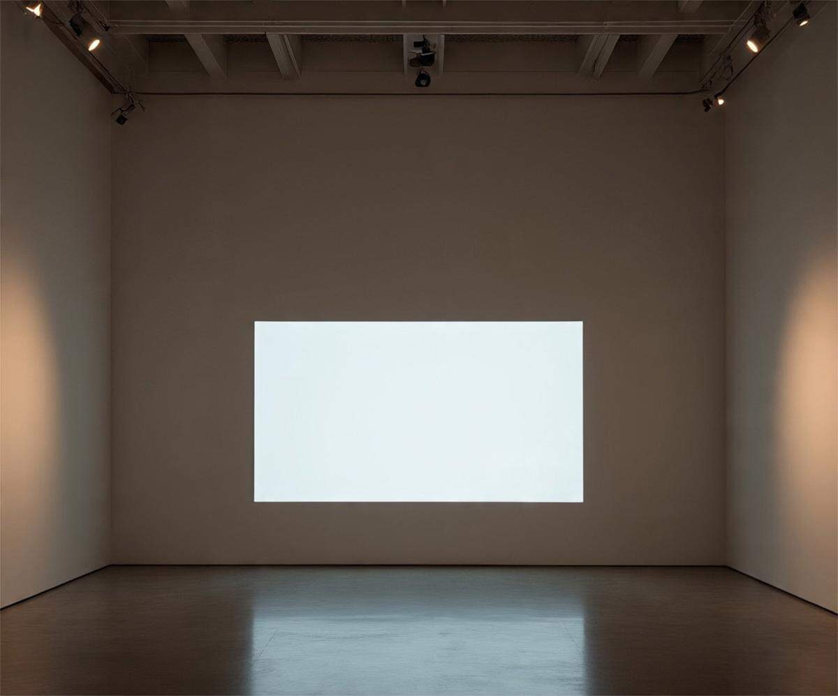 ‘Fog’, 2020, proyección de bandera 99% luz, 1% imagen.