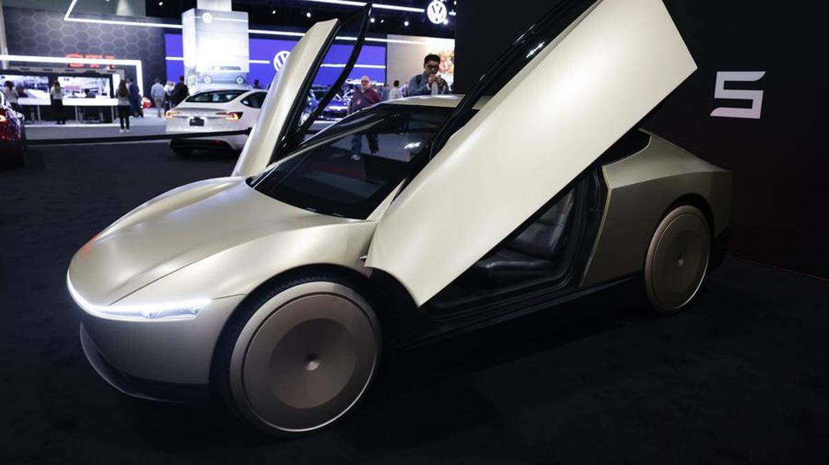 Fotografía de archivo de un ‘Cyber ​​Cab’ de Tesla exhibido durante el Auto Show AutoMobility LA en el Centro de Convenciones de Los Angeles.EFE/EPA/CAROLINE BREHMAN/ARCHIVO