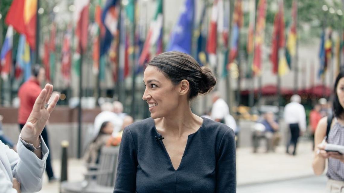 Alexandria Ocasio-Cortez, política principiante, habla con los reporteros en Nueva York el 27 de junio. Ocasio-Cortez derrotó al representante demócrata Joseph Crowley, quien llevaba 20 años en el cargo.