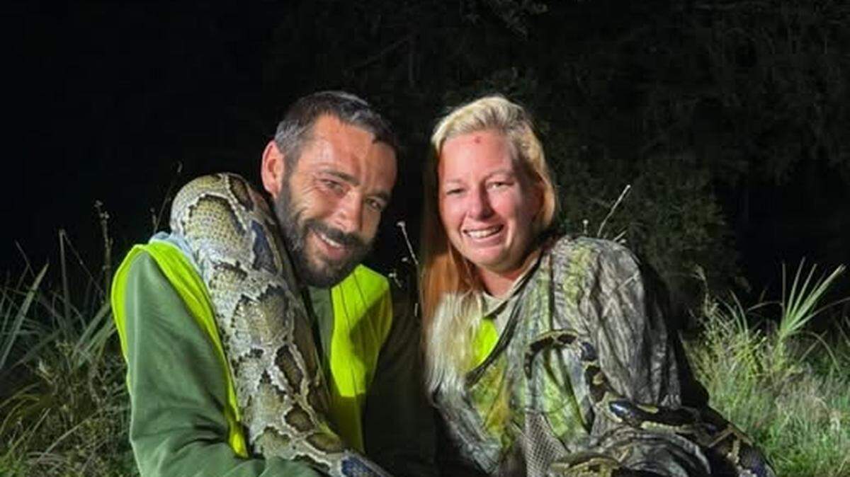 Aaron Mann y Christina Kraus, quien estuvo junto al cazador durante todas las capturas de pitones.