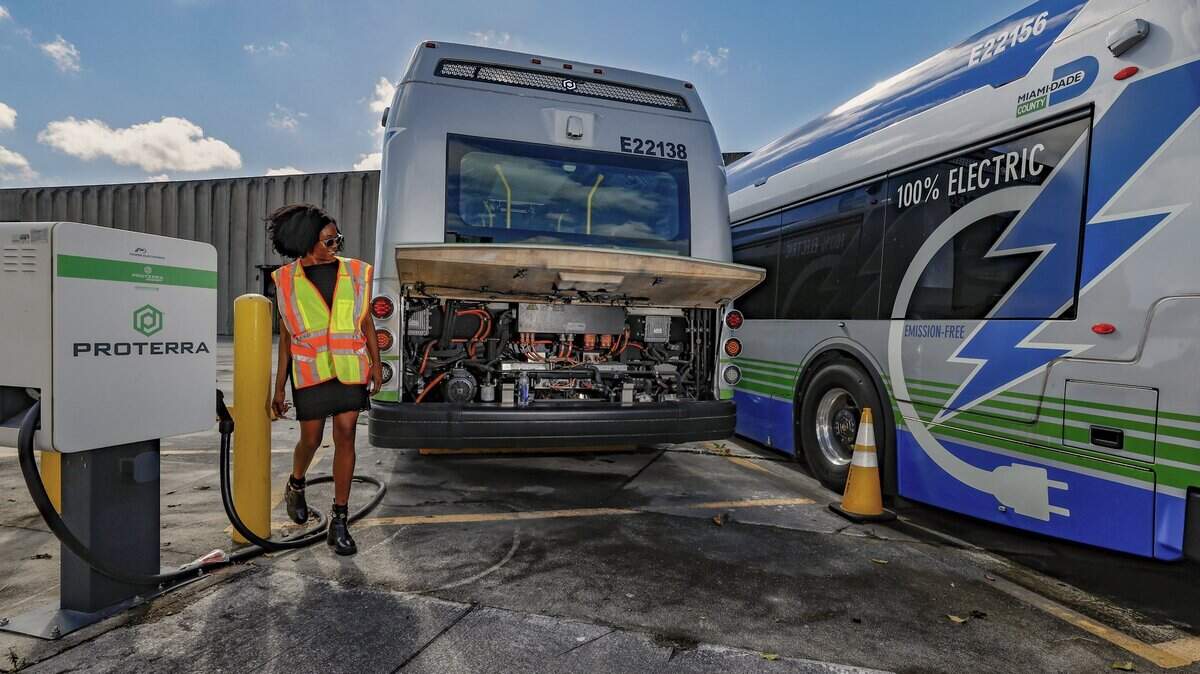 Deborah Souverain, responsable de medios y relaciones públicas del Departamento de Obras Públicas de Miami-Dade, camina junto a autobuses eléctricos Proterra averiados en el área de mantenimiento de autobuses de Coral Way el 19 de febrero de 2025.