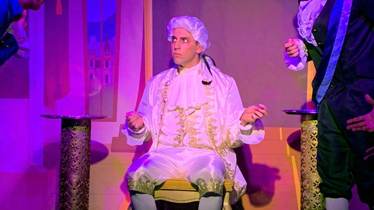 Andrés Simonian encabeza el elenco del musical ‘El traje nuevo del emperador’.